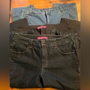 Gloria Vanderbilt Women's Capri Jeans size 14 light blue dark blue denim black